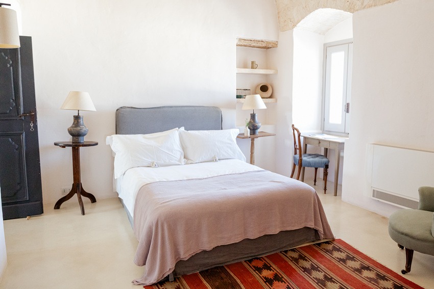Masseria Petrarolo bedroom with light walls and cozy atmosphere