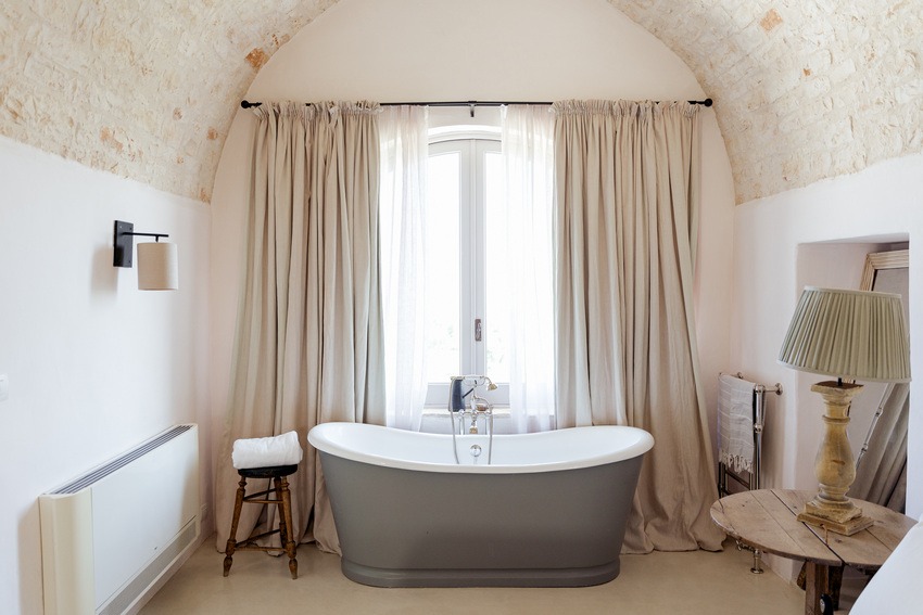 Masseria Petrarolo bedroom with bathtub
