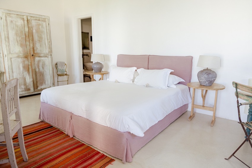 Masseria Petrarolo bedroom with arched ceiling and minimalist design