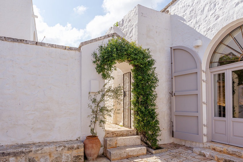 Masseria Petrarolo courtyard with rustic architecture and open sky