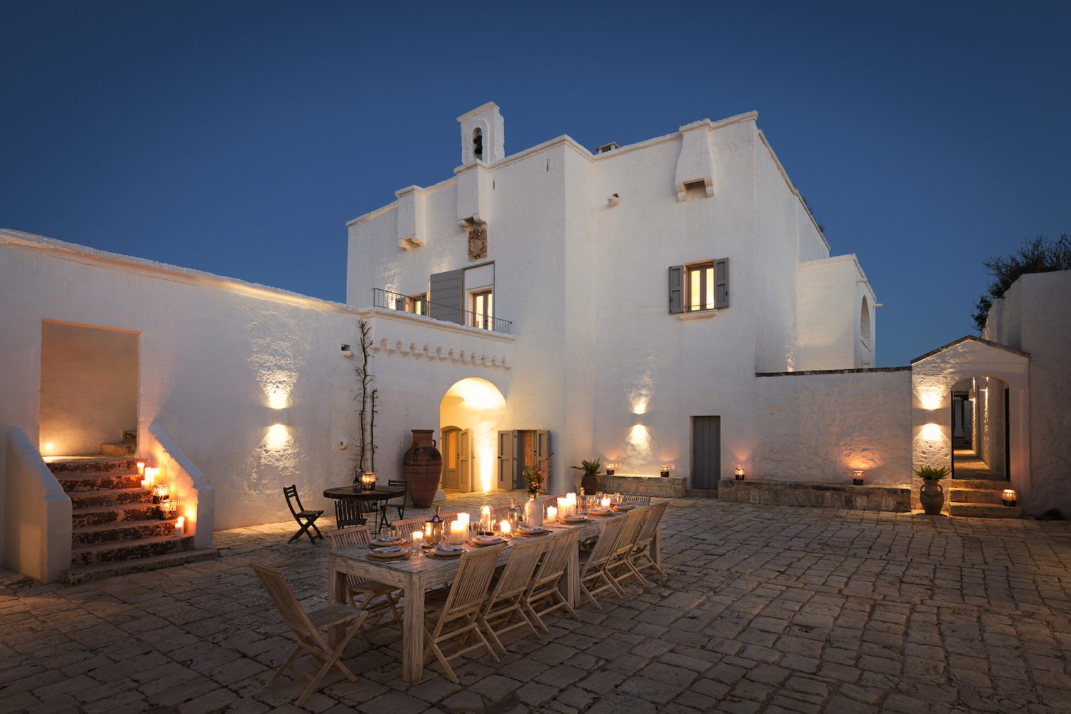 An intimate candlelit dinner in the courtyard at Masseria Petrarolo