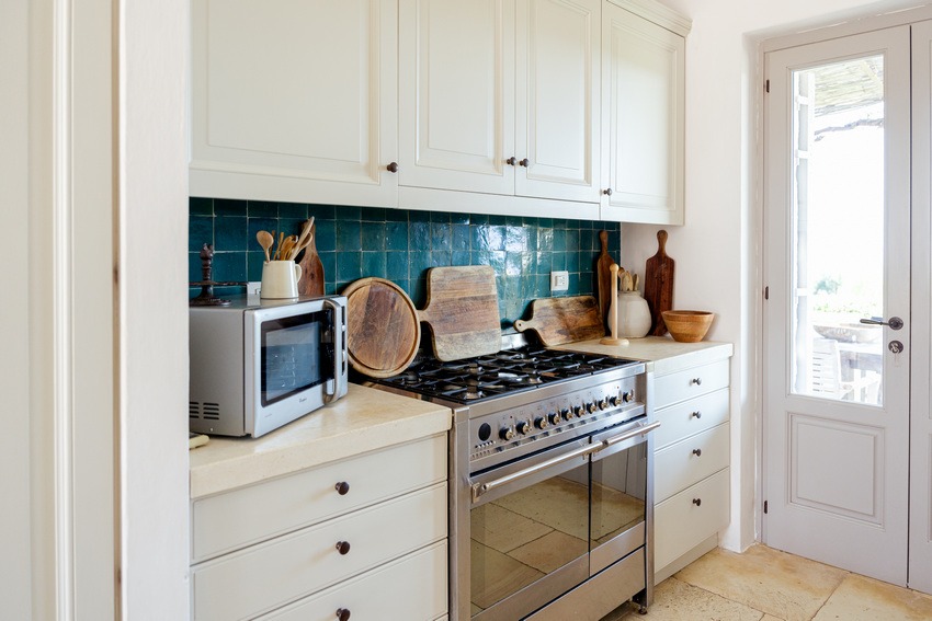 The kitchen with blue tiles and range cooker