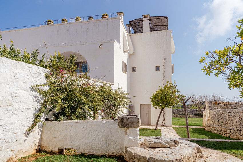 Masseria Petrarolo exterior with garden courtyard and traditional architecture