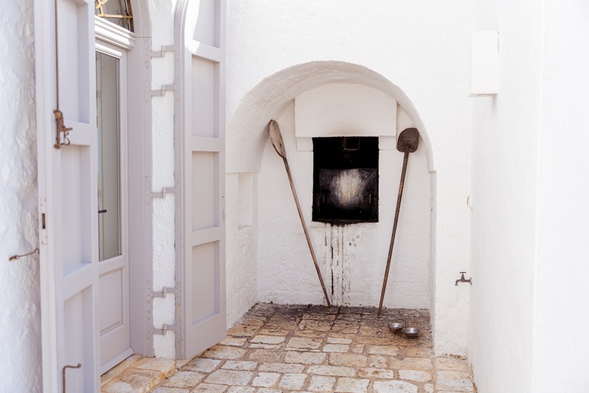 Cour avec four traditionnel en pierre
