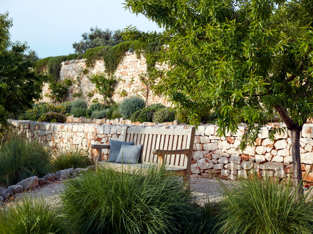 Benches the garden at Masseria Petrarolo