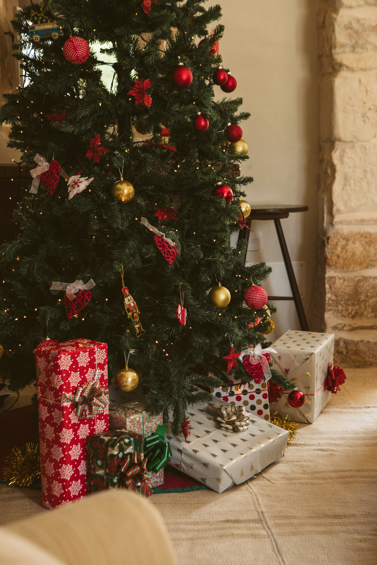 Decorated Christmas tree and presents at Masseria Petrarolo
