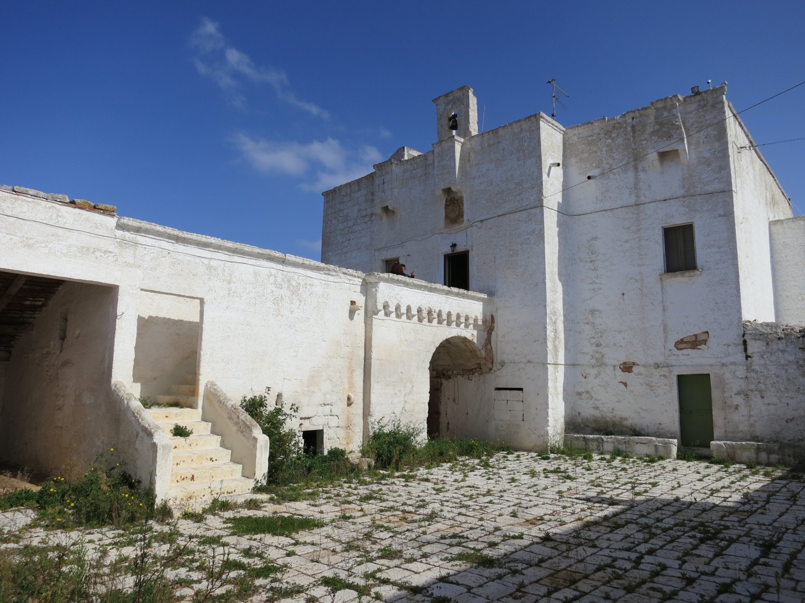 La cour d’entrée before or during restoration