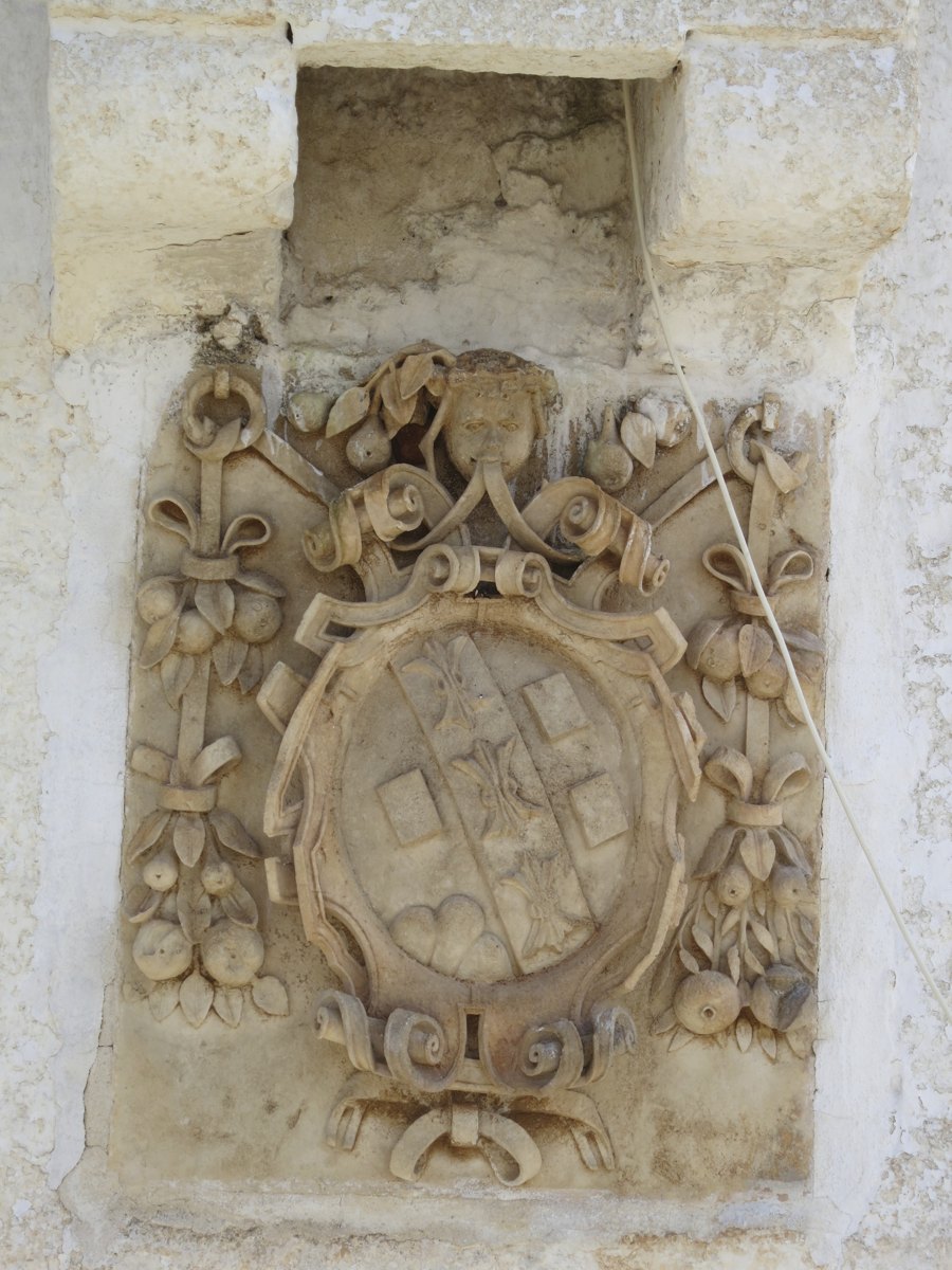 Le blason sculpté before or during restoration